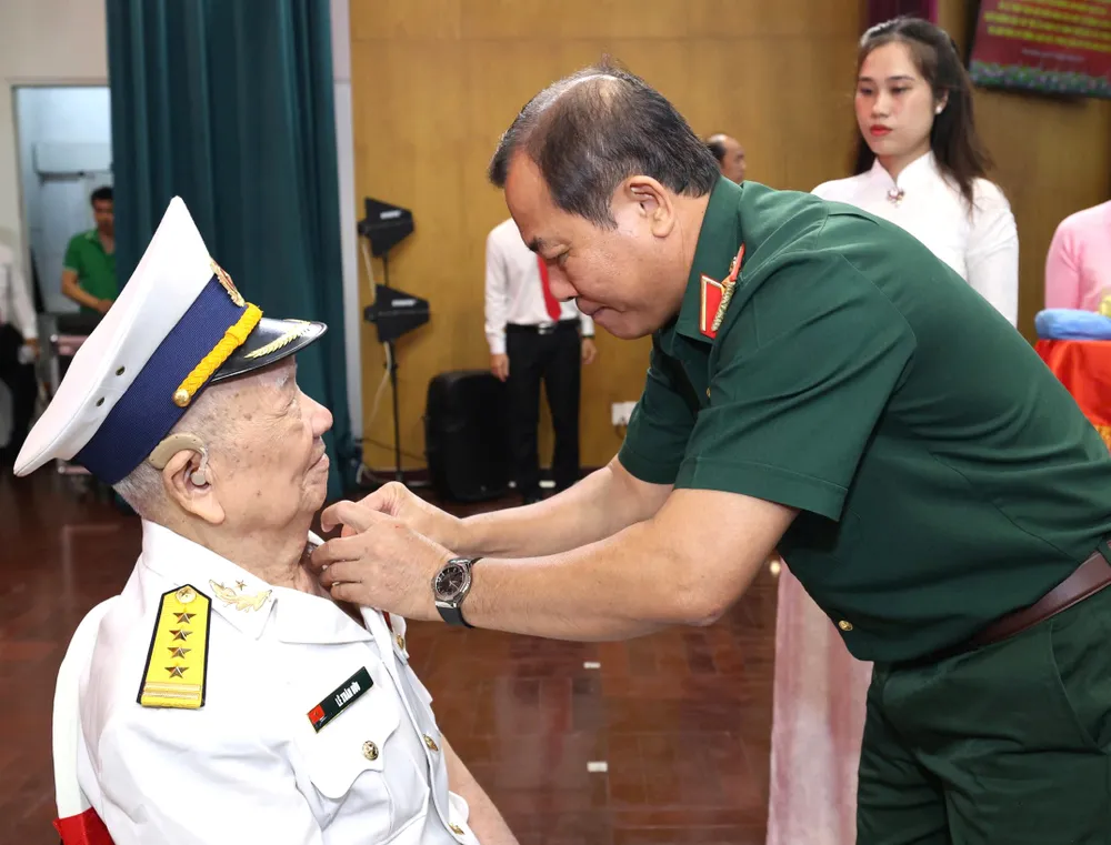 Thiếu tướng Vũ Văn Điền trao Huy hiệu Đảng đến đảng viên cao tuổi Đảng phường Phú Nhuận