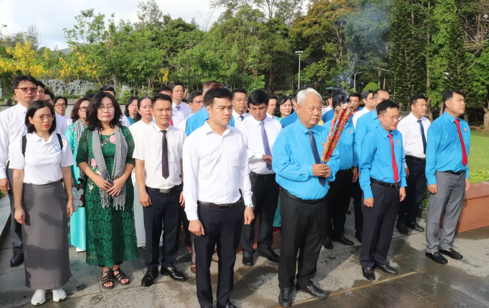 Đoàn dâng hương tưởng niệm các Anh hùng liệt sĩ tại Nghĩa trang Hàng Dương