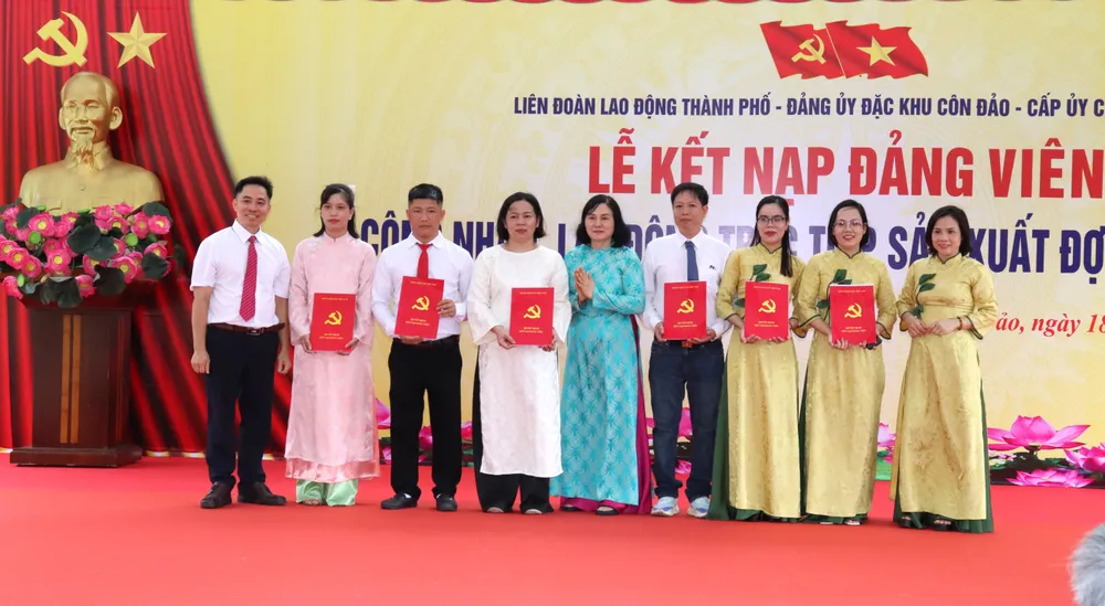 Trao quyết định kết nạp đảng viên đến những công nhân ưu tú