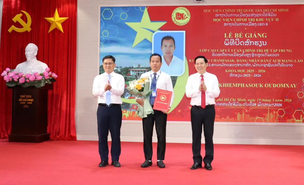 Đồng chí Nguyễn Mạnh Cường và đồng chí Nguyễn Tấn Vinh trao bằng tốt nghiệp đến học viên tham gia lớp học
