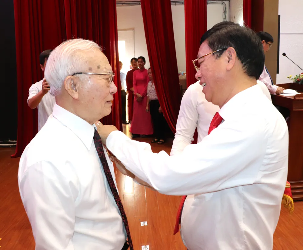 Bí thư Đảng ủy phường Bình Thạnh Vũ Ngọc Tuất trao Huy hiệu 75 năm tuổi Đảng đến đảng viên Nguyễn Dũng Đạt 