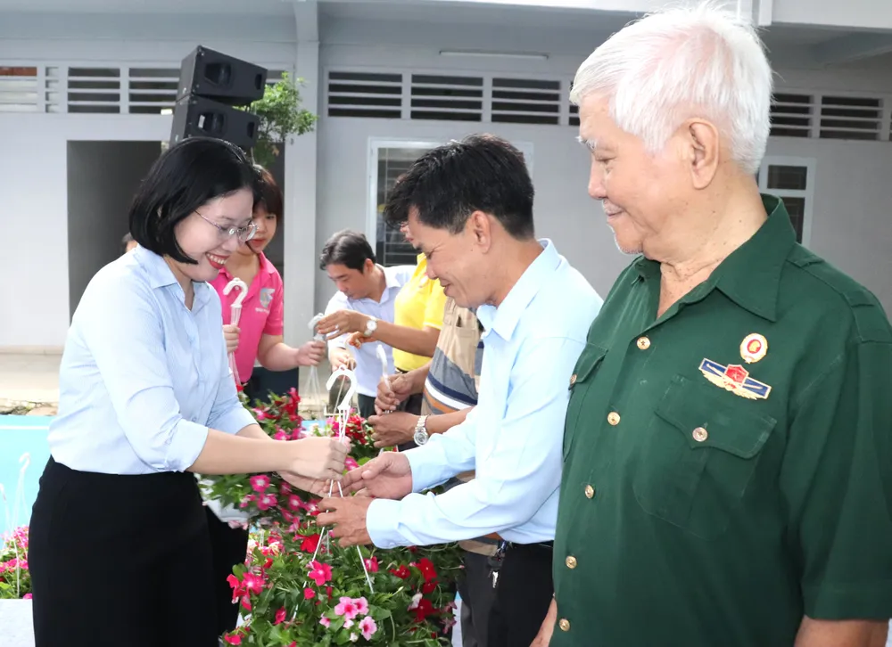 Trao tặng cây xanh đến người dân các khu phố
