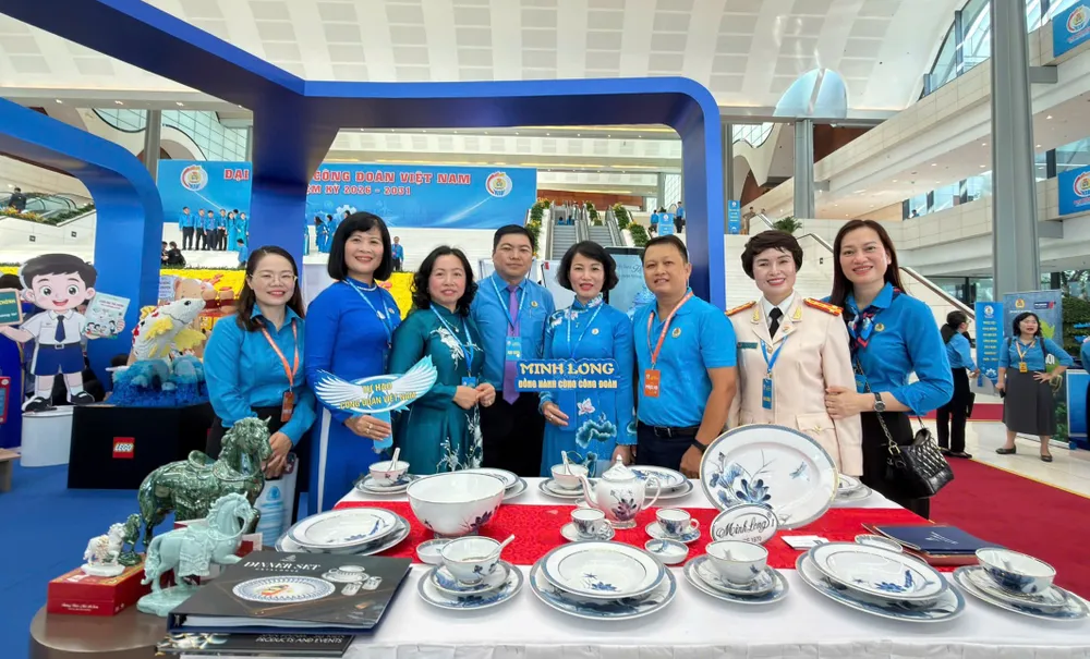 Đại biểu tham quan các gian hàng trưng bày sản phẩm, sáng kiến tiêu biểu của người lao động