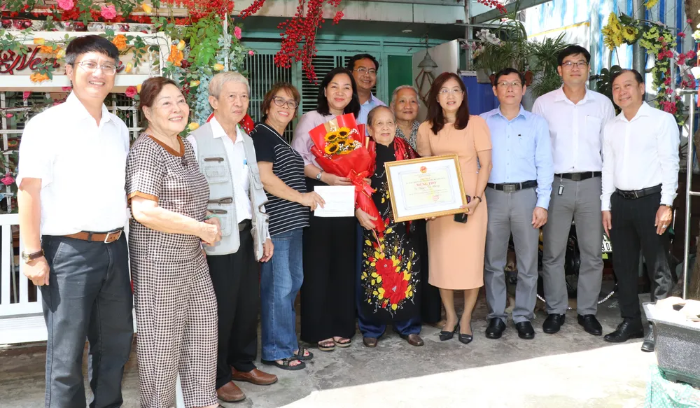 Đồng chí Trương Thị Bích Hạnh là lãnh đạo phường Khánh Hội thăm, chúc thọ cụ bà Nguyễn Thị Hường