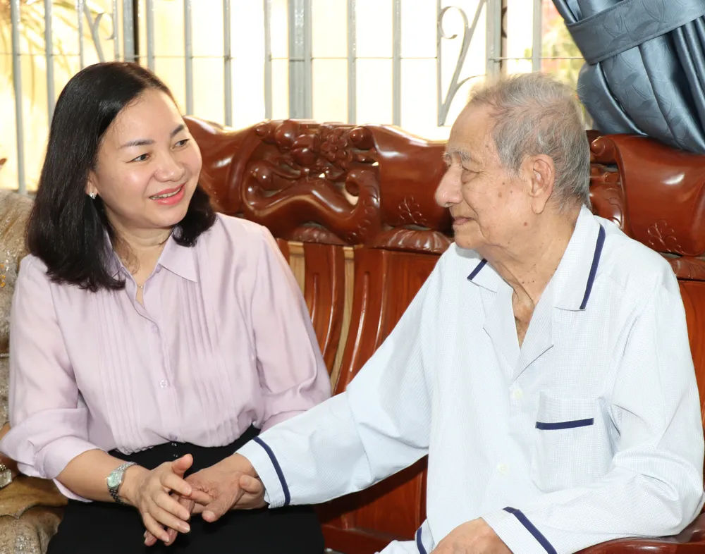 Đồng chí Trương Thị Bích Hạnh thăm hỏi sức khỏe cụ ông Lê Thanh Nam