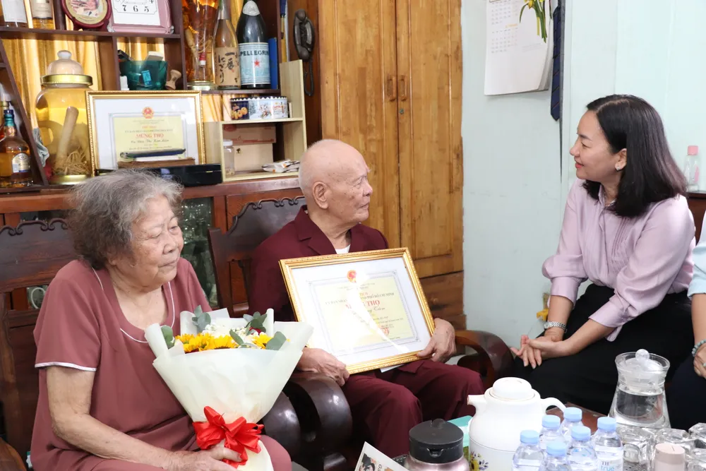 Đồng chí Trương Thị Bích Hạnh thăm hỏi sức khỏe cụ ông Lê Quang Triêm và vợ