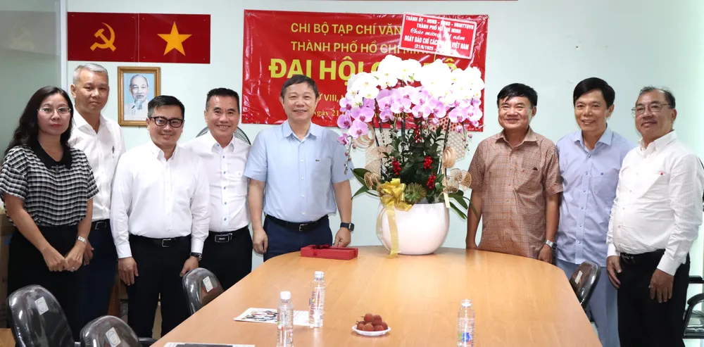Đồng chí Dương Anh Đức thăm, chúc mừng Tạp chí Văn nghệ TPHCM. Ảnh THÁI PHƯƠNG.JPG