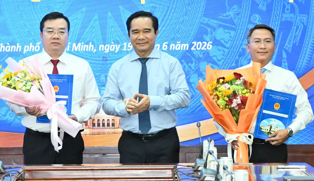 Đồng chí Nguyễn Văn Được trao quyết định tiếp nhận, bổ nhiệm đồng chí Nguyễn Tấn Phát và quyết định điều động đồng chí Nguyễn Văn Đồng. Ảnh: VIỆT DŨNG