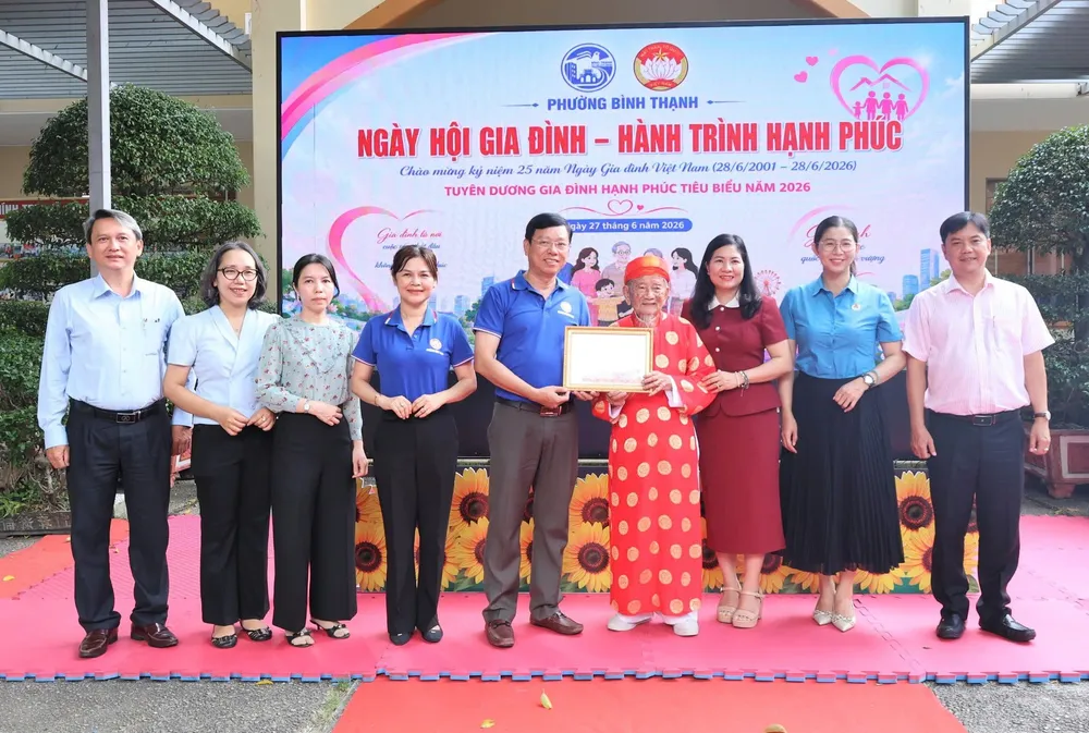 Lãnh đạo phường Bình Thạnh trao bằng tuyên dương gia đình cụ Nguyễn Đình Tư 106 tuổi