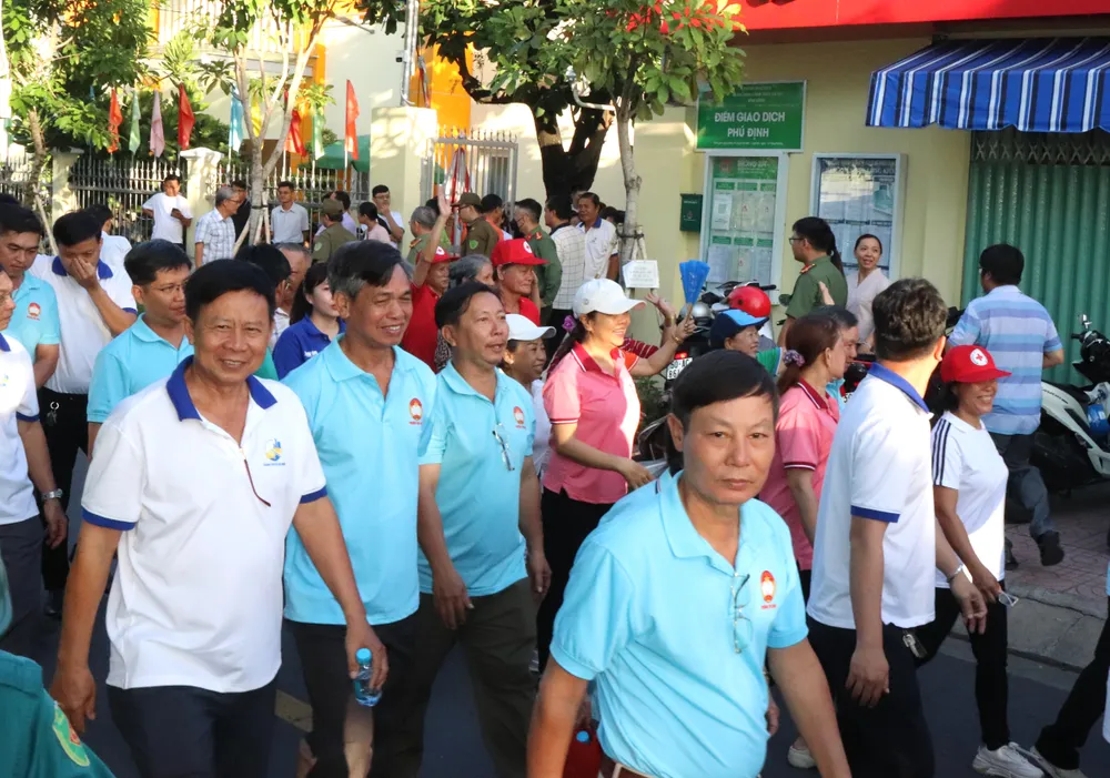Người dân phường Phú Định tham gia giải chạy sáng 27-6