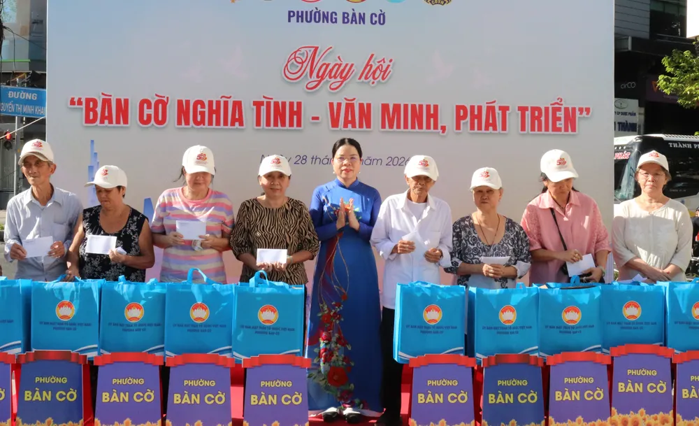 Chủ tịch Hội LHPN TPHCM Nguyễn Thị Ngọc Xuân trao quà đến người dân khó khăn tại phường Bàn Cờ