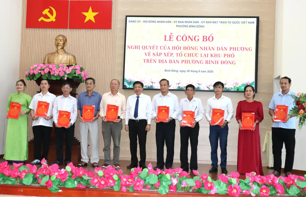 Bí thư Đảng ủy, Chủ tịch HĐND phường Bình Đông Võ Thành Khả trao quyết định đến cán bộ khu phố mới sau sắp xếp