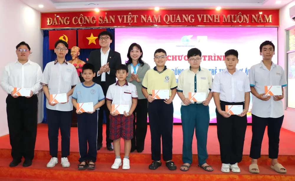 Dự án “Tự lực vì chính tôi” trao học bổng đến trẻ mồ côi tại TPHCM