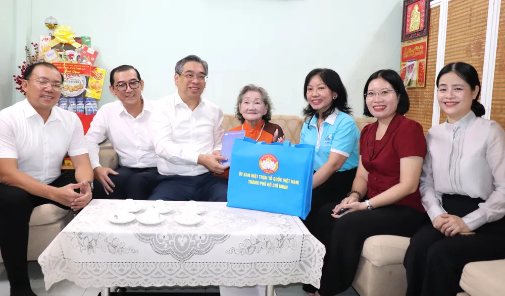 Đồng chí Nguyễn Phước Lộc thăm, tri ân Mẹ Việt Nam Anh hùng Nguyễn Thị Ty. Ảnh: THÁI PHƯƠNG