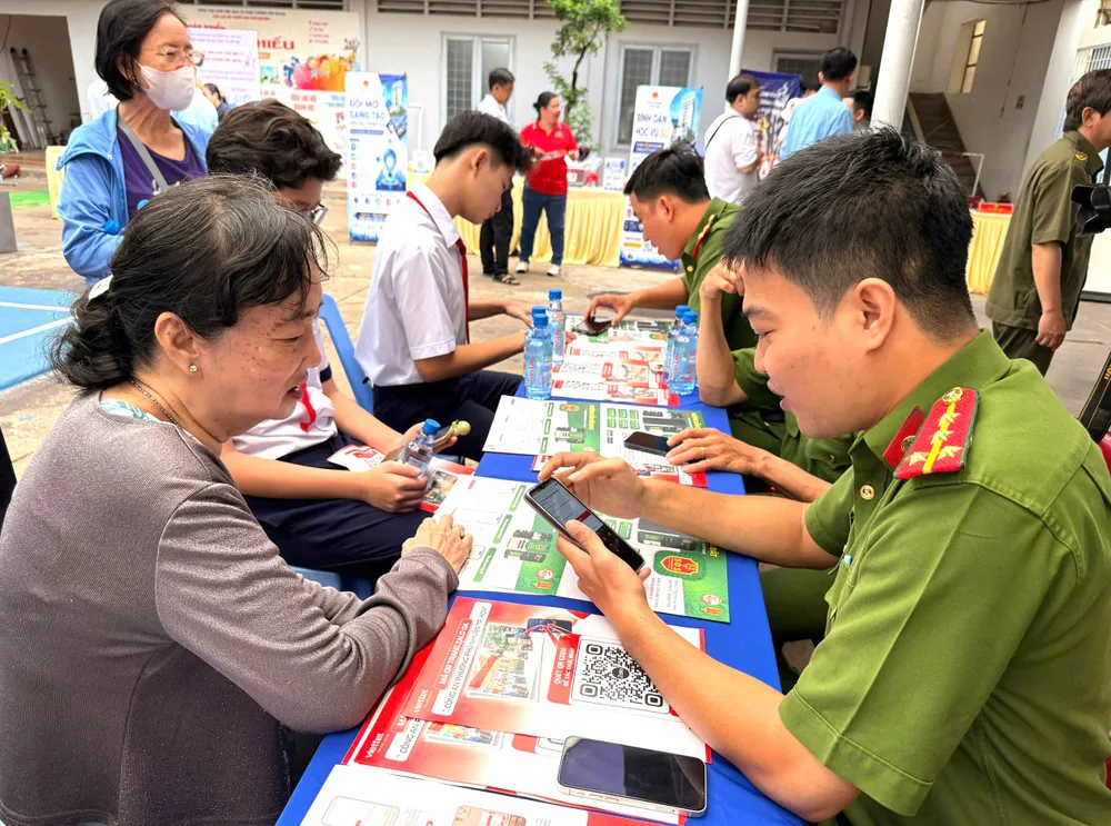 Người cao tuổi được hỗ trợ cài đặt tài khoản định danh điện tử VneID mức 2 tại ngày hội