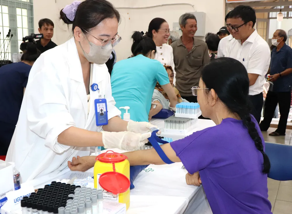Người dân phường Bình Quới khám sức khỏe sáng 21-7