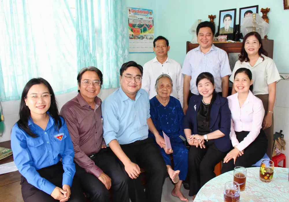 Đồng chí Ngô Minh Hải thăm hỏi bà Võ Thị Nguyệt. Ảnh: THANH TÂM