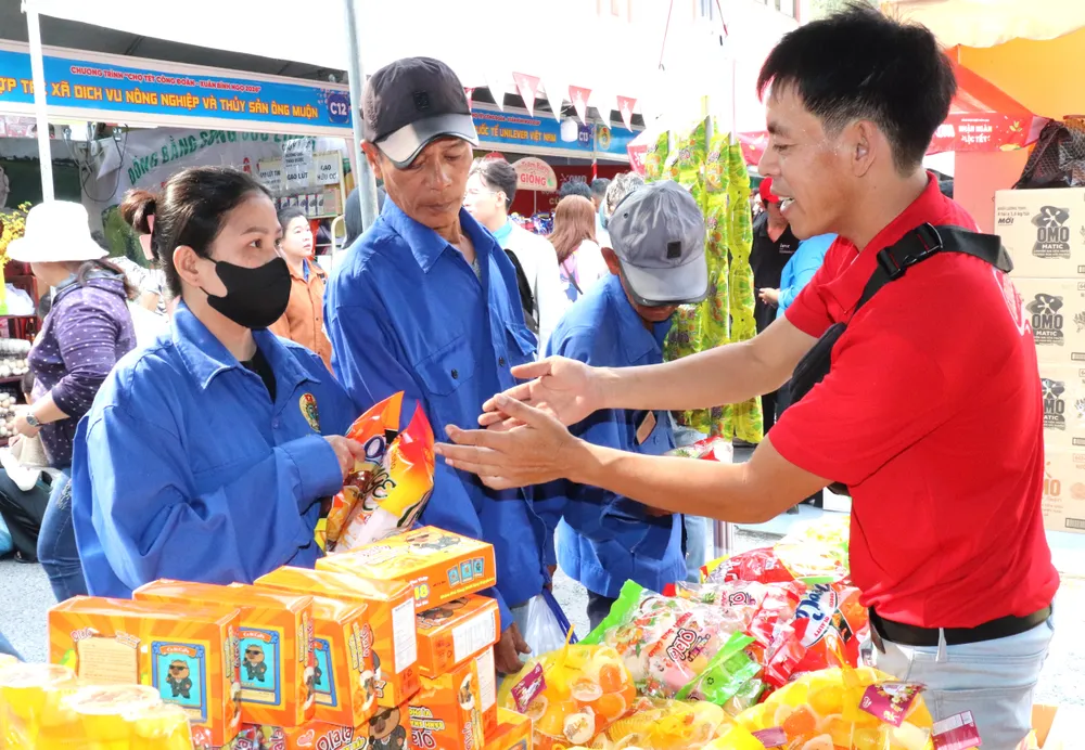 Công nhân mua hàng hỗ trợ giá tại phiên chợ do tổ chức Công đoàn TPHCM tổ chức. Ảnh THÁI PHƯƠNG.JPG