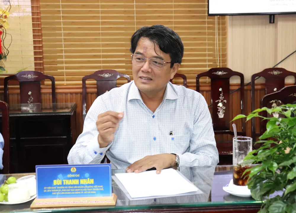 Chủ tịch Liên đoàn Lao động TPHCM Bùi Thanh Nhân trao đổi tại buổi họp Hội đồng xét duyệt Giải thưởng Tôn Đức Thắng lần thứ 26