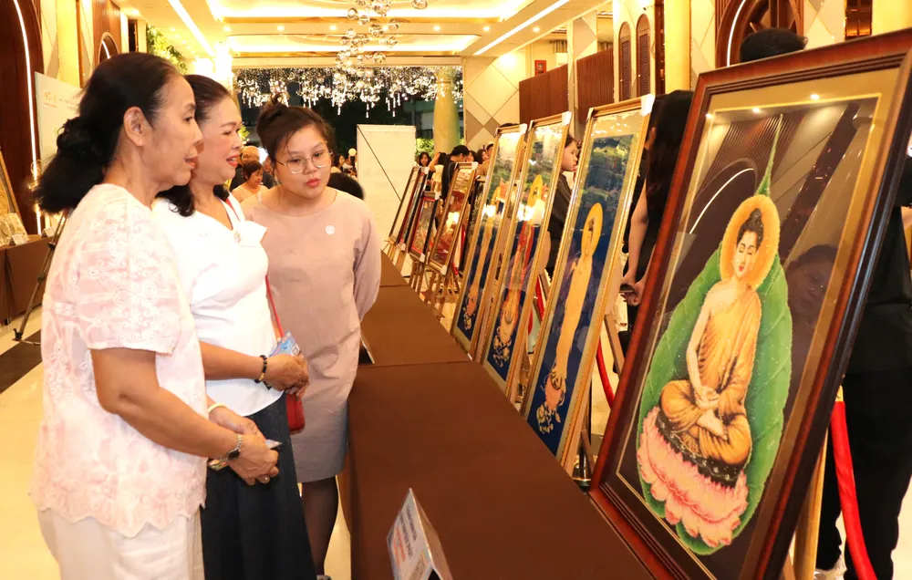 Người tham dự chương trình ẩm thực chay tham quan các vật phẩm đấu giá