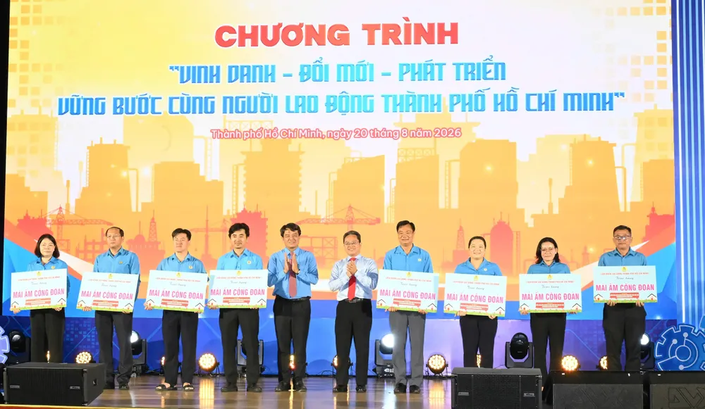 Đồng chí Bùi Thanh Nhân và Phó Chủ tịch Ủy ban MTTQ Việt Nam TPHCM Phạm Minh Tuấn trao biểu trưng chương trình Mái ấm công đoàn đến người lao động. Ảnh: VIỆT DŨNG