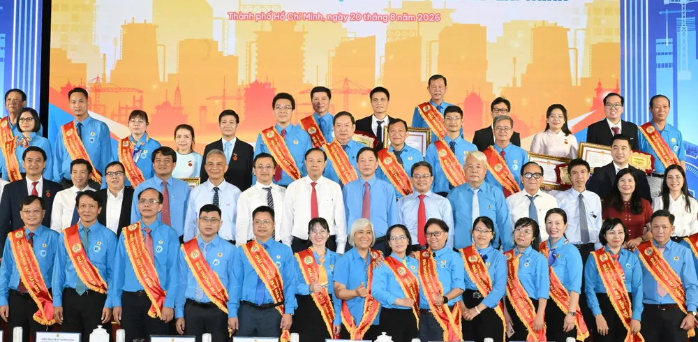 Các đại biểu chụp hình lưu niệm cùng các gương được trao Giải thưởng Tôn Đức Thắng và Giải thưởng 28-7. Ảnh: VIỆT DŨNG