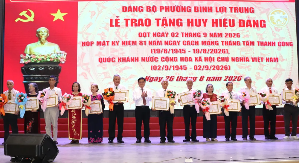 Phó Chủ tịch UBND TPHCM Nguyễn Mạnh Cường chúc mừng các đảng viên nhận Huy hiệu Đảng.