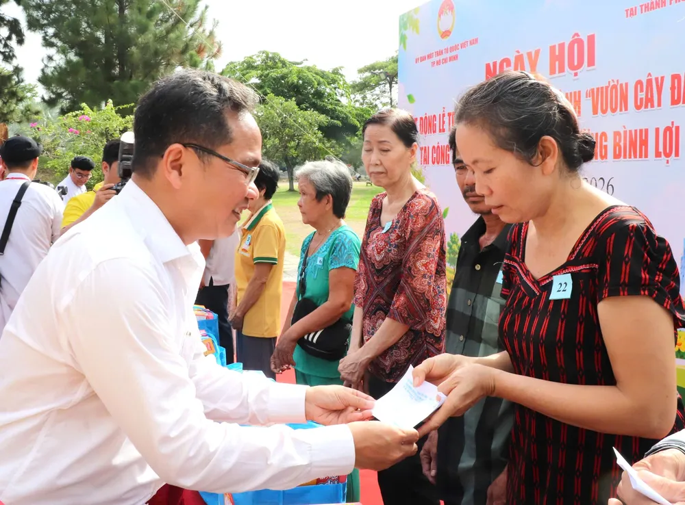 Trao quà người dân.jpg