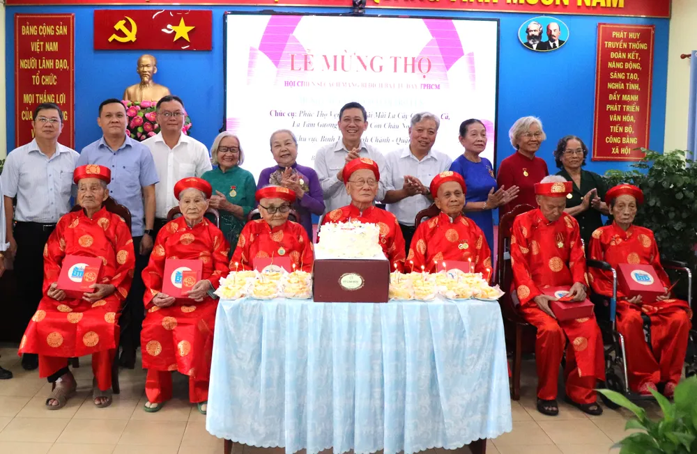 Hội Chiến sĩ cách mạng bị địch bắt tù đày TPHCM, lãnh đạo phường Bình Trị Đông chúc mừng các cụ cao niên. Ảnh: THÁI PHƯƠNG