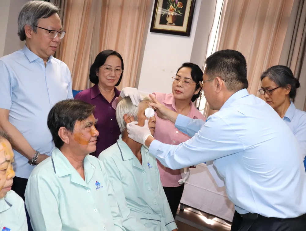 Bác sĩ Bệnh viện Mắt TPHCM thăm khám bệnh nhân sau mổ mắt. Ảnh: THÁI PHƯƠNG