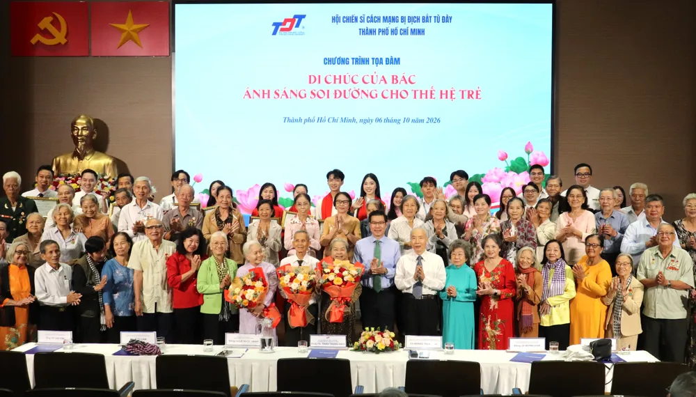 Các đại biểu cùng các thí sinh đạt giải tại hội thi