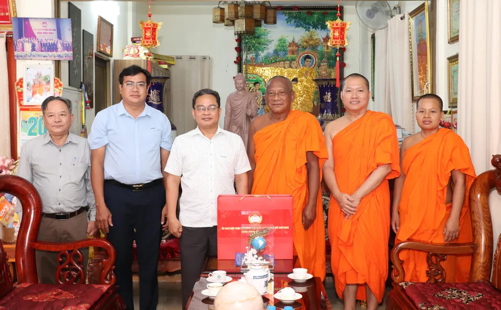Đoàn thăm, chúc mừng Lễ Sen Dolta năm 2026 tại chùa Chantarangsay