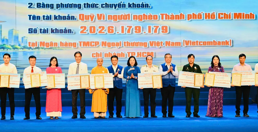 Phó Bí thư Thành ủy TPHCM Nguyễn Phước Lộc trao thư cảm ơn đến các đơn vị, tổ chức ủng hộ Quỹ "Vì người nghèo". Ảnh: VIỆT DŨNG
