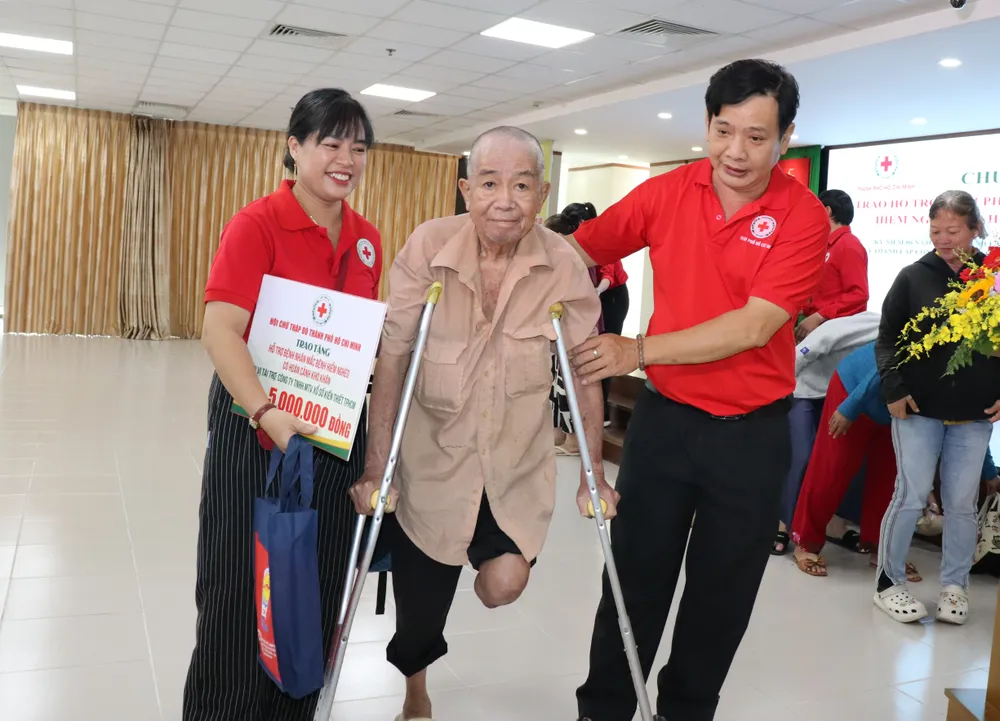 Bệnh nhân mắc bệnh hiểm nghèo, hoàn cảnh khó khăn được hỗ trợ sáng 21-10. Ảnh: THÁI PHƯƠNG
