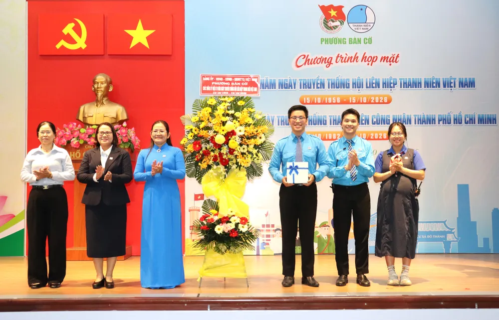 Đại diện Đảng ủy phường Bàn Cờ tặng hoa chúc mừng tuổi trẻ phường. Ảnh: THÁI PHƯƠNG