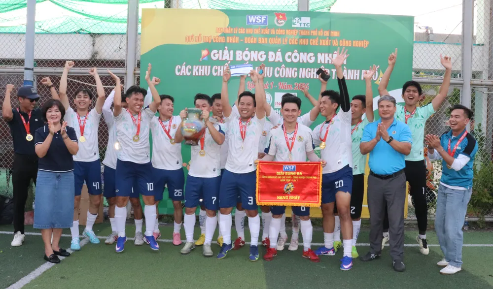 Niềm vui của các cầu thủ đội vô địch giải đấu. Ảnh: THÁI PHƯƠNG