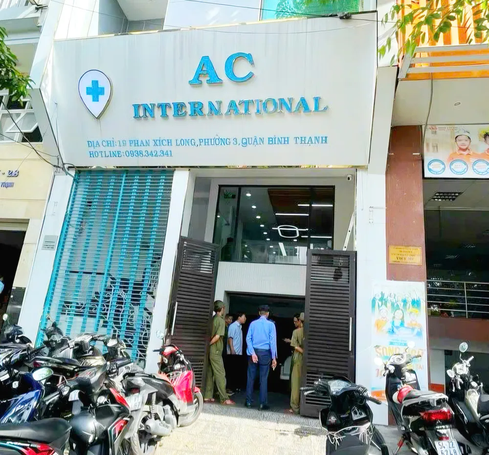 Cơ quan công an khám xét hộ kinh doanh AC International (phường Gia Định, TPHCM) để điều tra về hành vi lừa đảo khách hàng