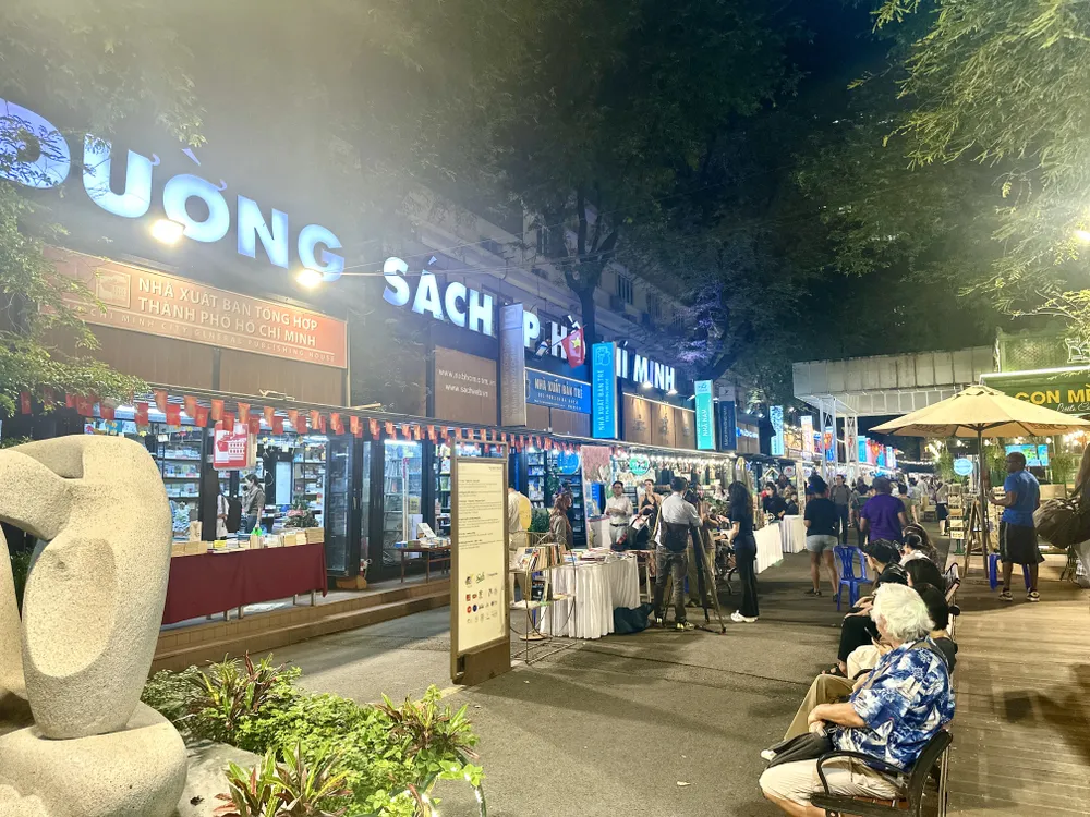 Đường sách TPHCM về đêm