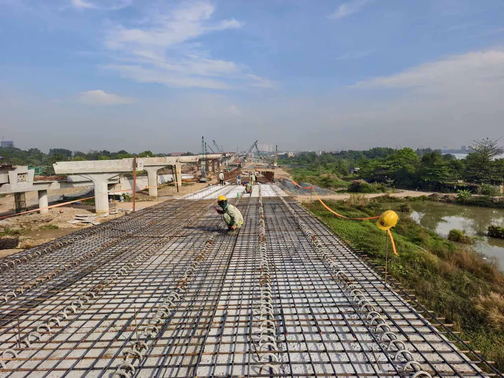 Tăng tốc thi công gói thầu xây lắp 5, đường Vành đai 3 TPHCM đoạn trên cao qua các phường Long Bình, Long Trường, phường Tăng Nhơn Phú ẢNH: QUỐC HÙNG