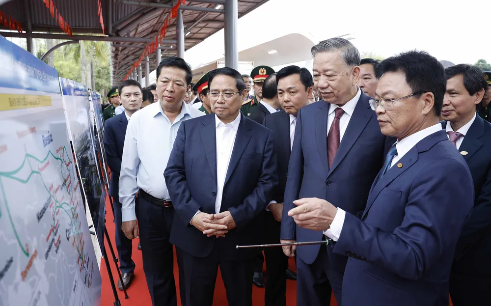 Tổng Bí thư Tô Lâm, Thủ tướng Phạm Minh Chính và đoàn công tác Trung ương kiểm tra thực địa tại ga Đồng Đăng ẢNH: TTXVN