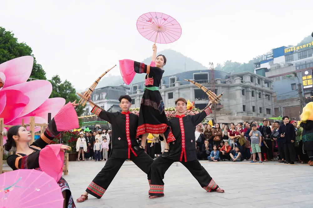 Du khách vui chơi, trải nghiệm tại Sapa (Lào Cai) ẢNH: THU HÀ