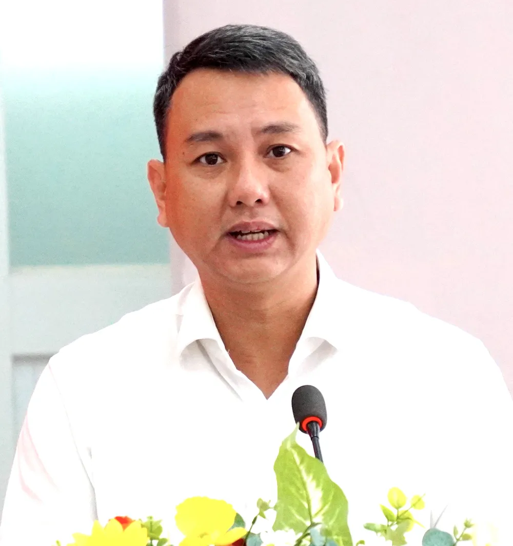 Ong Hoang Phung.jpg