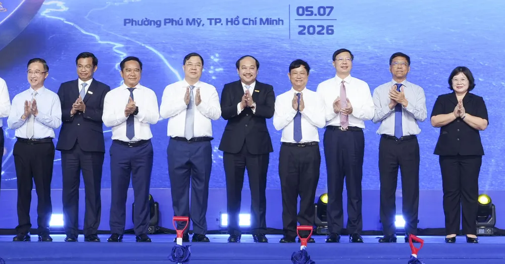 Phó Thủ tướng Thường trực Phạm Gia Túc, lãnh đạo TPHCM cùng các đại biểu tại lễ khởi công dự án Cảng quốc tế QTM. ẢNH: THÀNH HUY