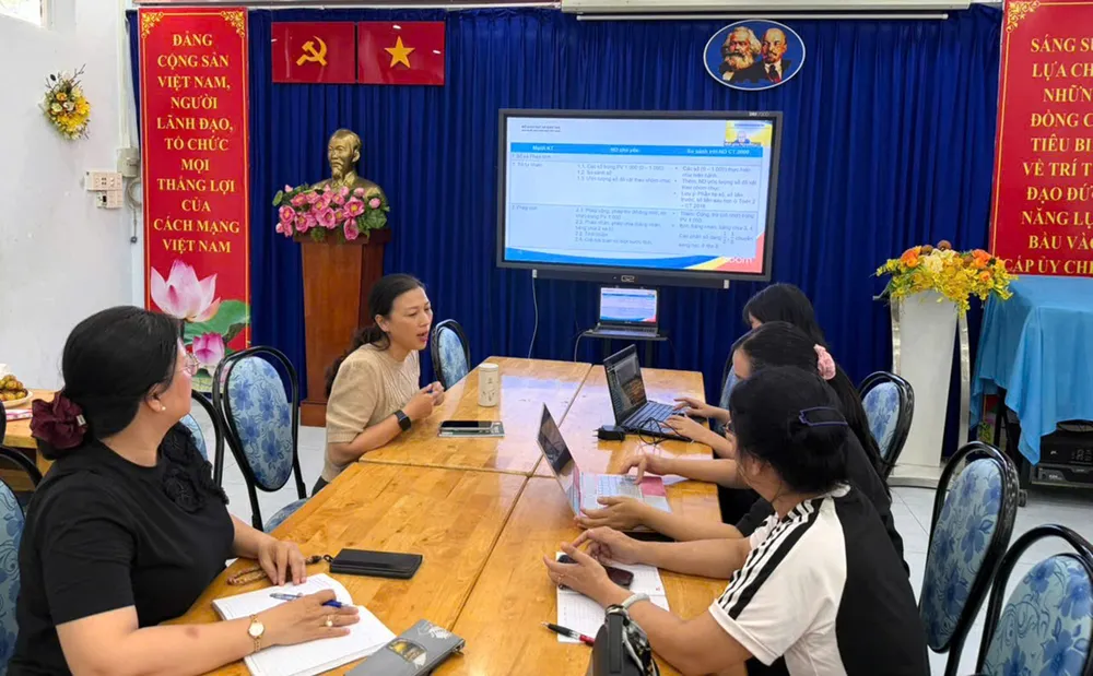 Cán bộ quản lý, giáo viên Trường Tiểu học Trần Khánh Dư (phường Tân Định) tham gia tập huấn sách giáo khoa thống nhất