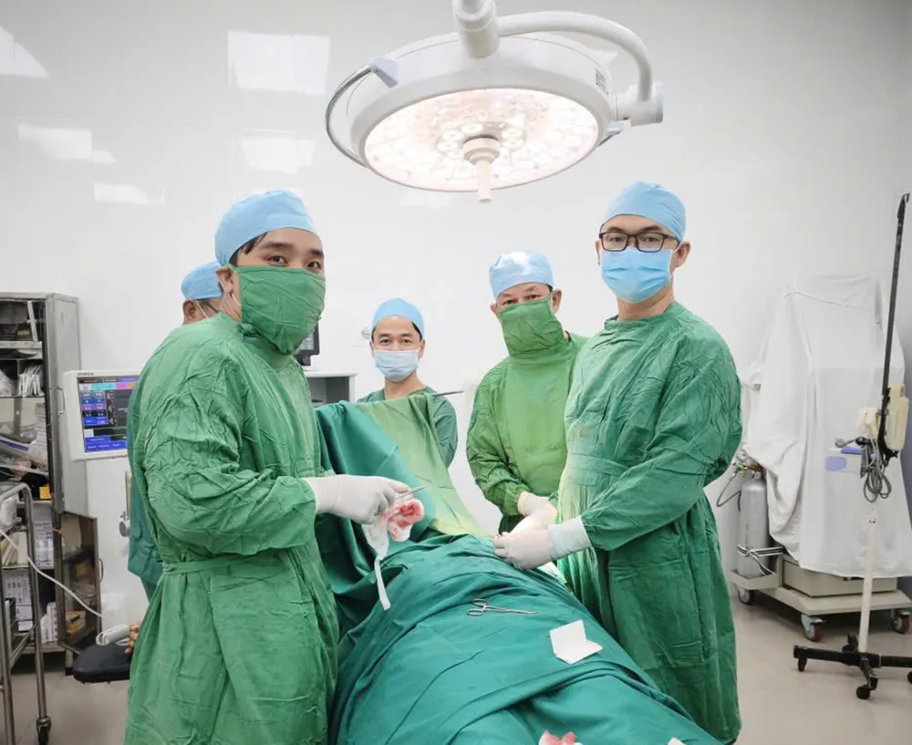 Ca phẫu thuật đầu tiên diễn ra tại Trung tâm Y tế khu vực Hồ Tràm với sự hỗ trợ của các bác sĩ luân phiên. ẢNH: KHÁNH CHI