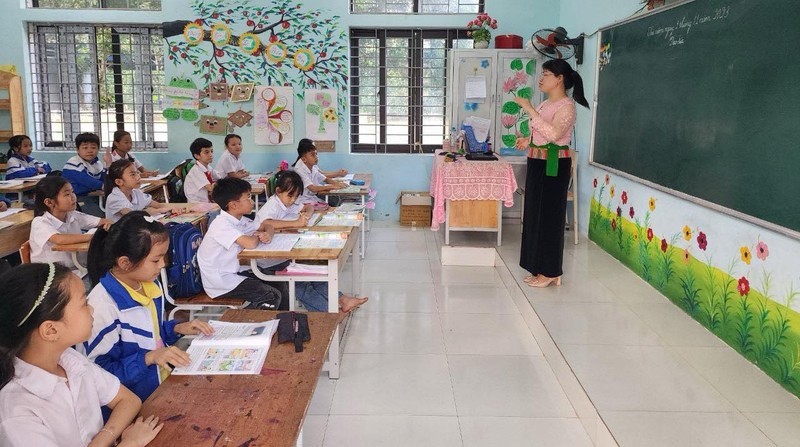 和平省金杯县阿杜创中小学校基础设施获重建以确保教学条件。