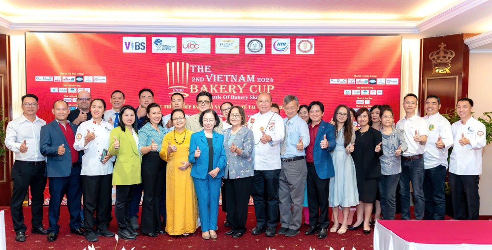 主办单位与各赞助商、烘焙师合照。