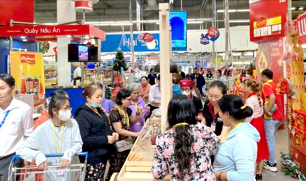 消费者在超市购物。