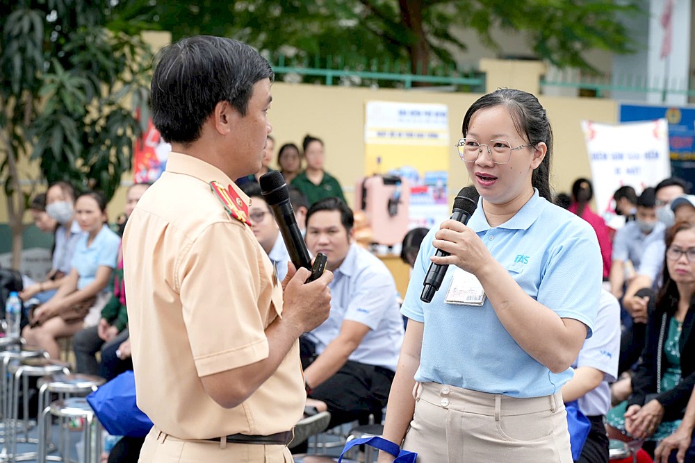 交警为民众解答交通法律问题。