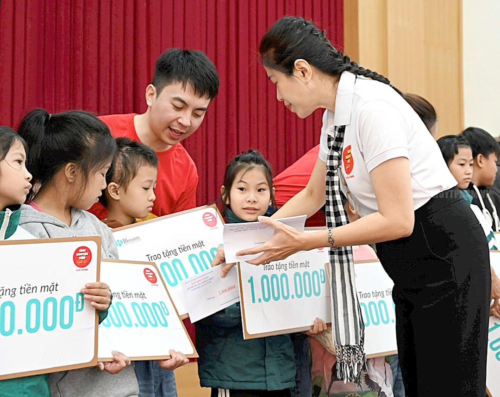 文艺工作者代表团探望安沛省镇安县民众